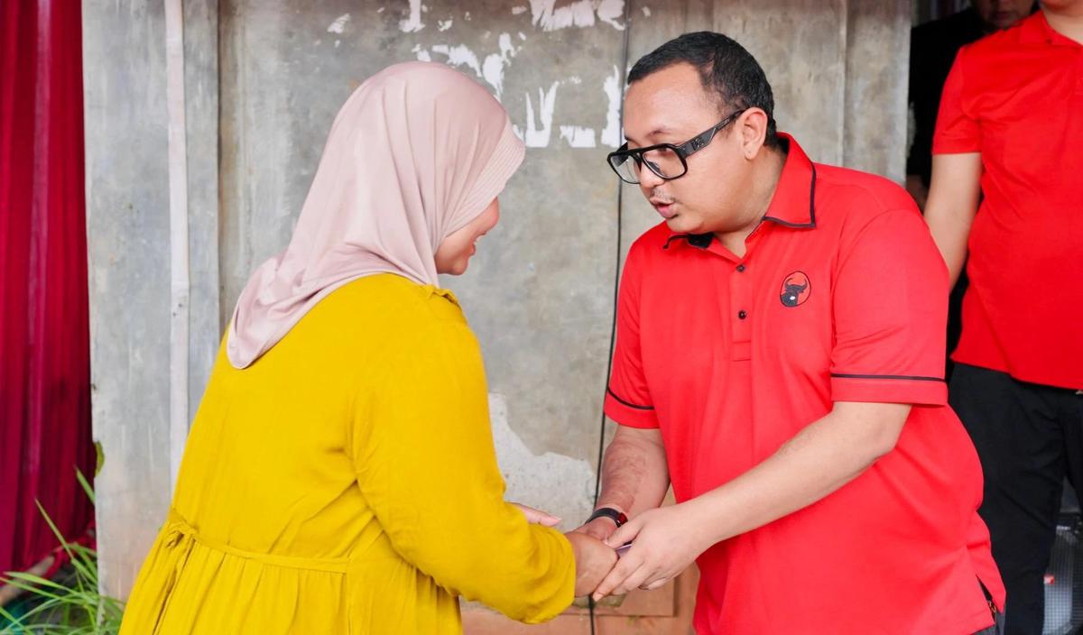 Anggota Komisi XI DPR dari FPDI Perjuangan Kaisar Kiasa Kasih Said Putra meninjau langsung lokasi longsor di Majenang Cilacap