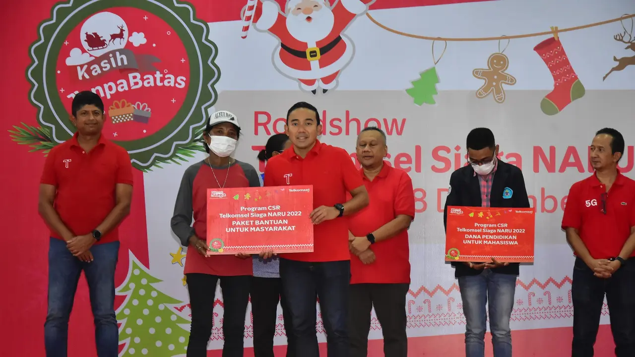 Vice President Corporate Communications Telkomsel Saki Hamsat Bramono (kanan) menyerahkan secara simbolis bantuan untuk masyarakat dalam rangkaian Program Telkomsel Siaga di Kota Ambon, Kamis (8/12). (Dok. Telkomsel)