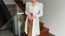 <p>Gaya Nella Kharisma dalam balutan kebaya berwarna putih ini juga tak luput dari sorotan netizen. Cantik! (Instagram/nellakharisma).</p>