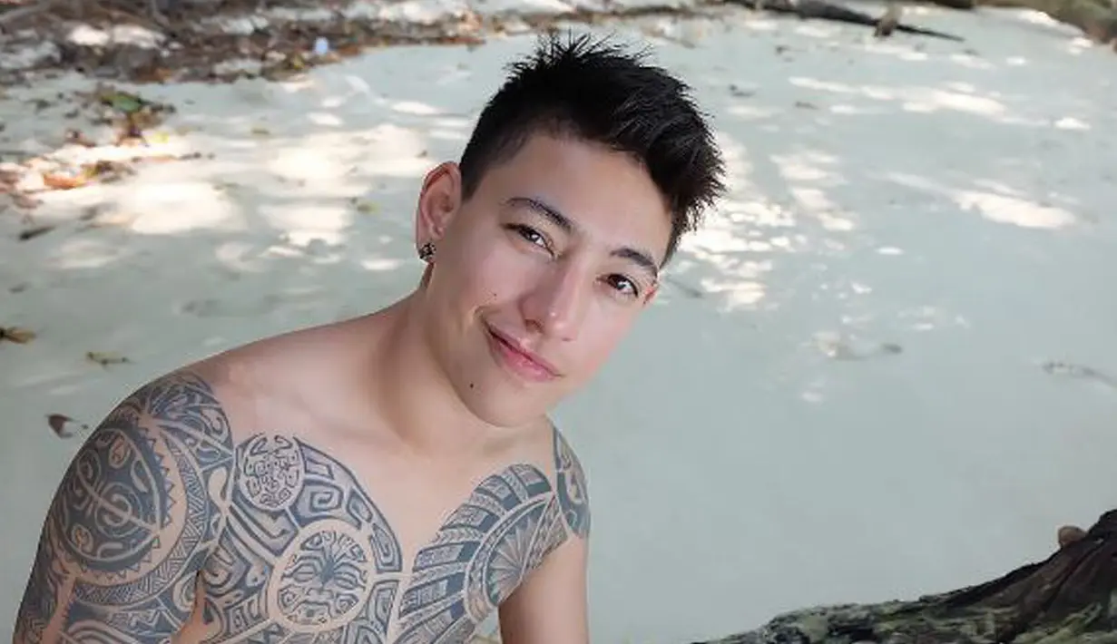Jika di Tanah Air sedang hangat-hangatnya kontroversi identitas sesungguhnya istri komedian Aming, kini juga ada wanita keturunan Indonesia yang jadi artis di Thailand karena ketampanannya. (instagram.com/zeezeez)