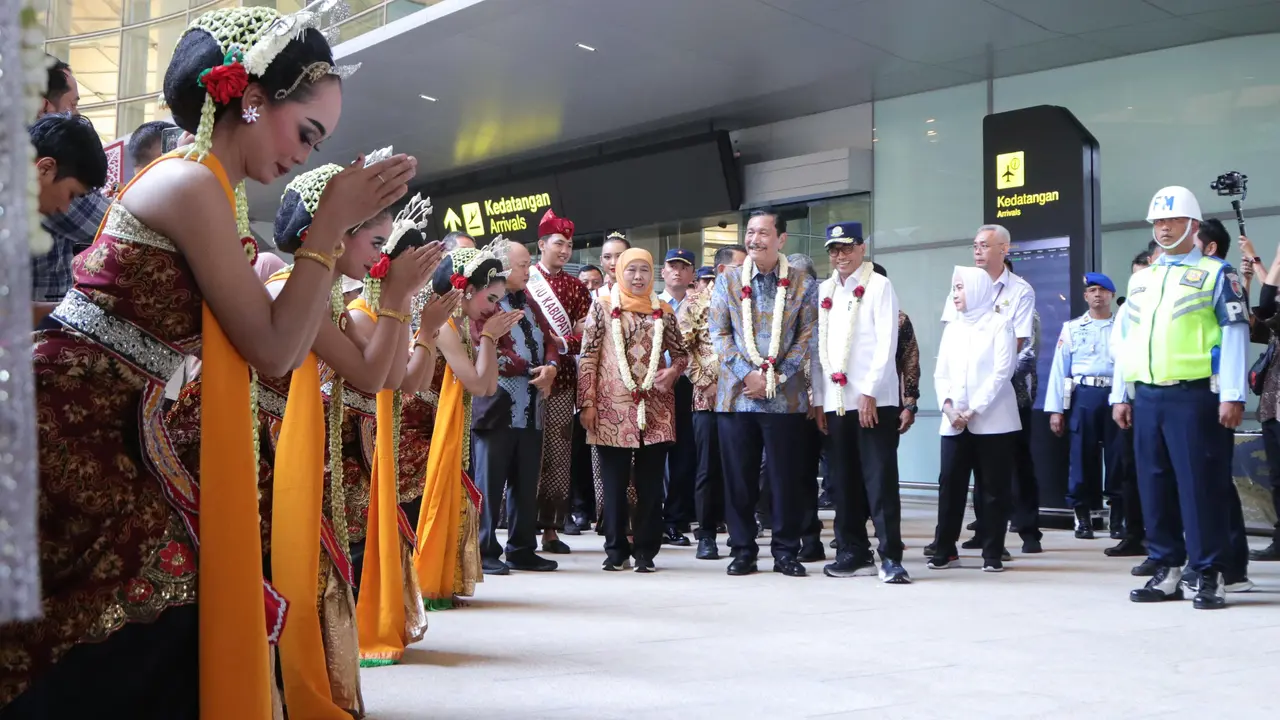 Menko Marves Luhut Binsar Pandjaitan, bersama Menteri Perhubungan, Budi Karya Sumadi, meresmikan secara simbolis pengoperasian Bandara Dhoho Kediri di Kabupaten Kediri, Jawa Timur, pada Kamis (18/10/2024)