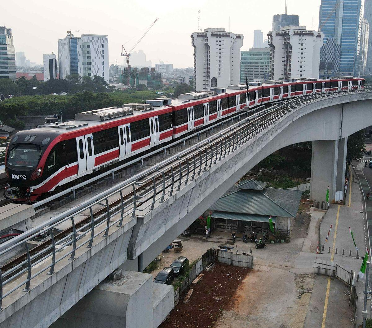 Kereta ringan atau Light Rail Transit (LRT) melintas di jembatan rel lengkung (longspan) LRT Kuningan, Jakarta, Kamis (3/8/2023). Wakil Menteri BUMN Kartika Wirjoatmodjo menyebutkan konstruksi jembatan lengkung dari Gatot Subroto menuju ke Kuningan salah 