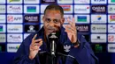 Pelatih Timnas Indonesia, Patrick Kluivert memberikan keterangan dalam konferensi pers menjelang laga putaran ketiga Grup C Kualifikasi Piala Dunia 2026 di Stadion Utama Gelora Bung Karno (SUGBK), Senayan, Jakarta, Senin (24/03/2025). (Bola.com/Bagaskara Lazuardi)