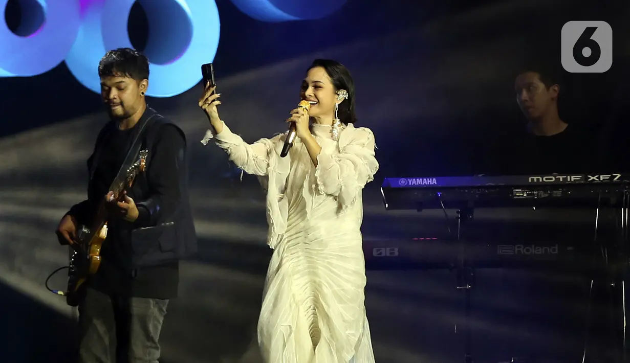 Penyanyi Andien tampil pada hari pertama BNI Java Jazz Festival 2022 di JIExpo Kemayoran, Jakarta, Jumat (27/5/2022). Perhelatan musik BNI Java Jazz Festival 2022 digelar pada 27-29 Mei dengan menampilkan musisi-musisi dari dalam dan luar negeri. (Liputan6.com/Johan Tallo)