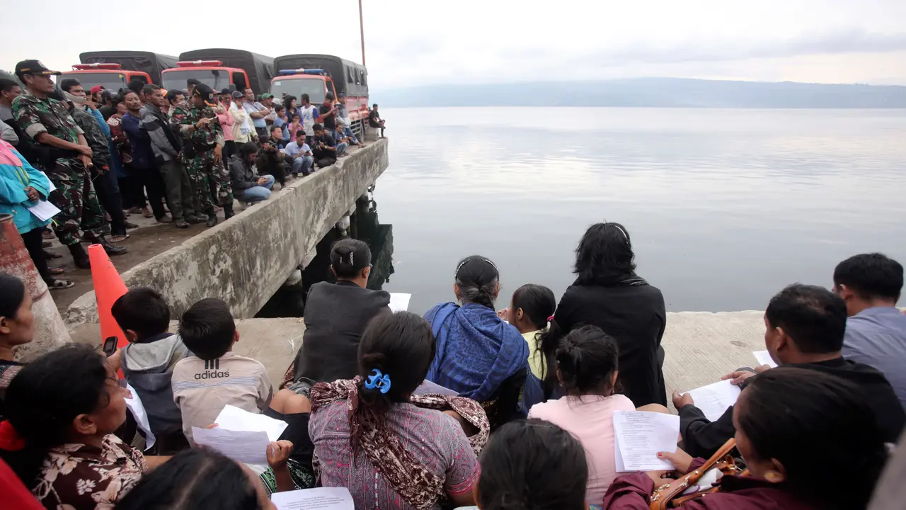 Doa Keluarga Korban Kapal Tenggelam di Danau Toba