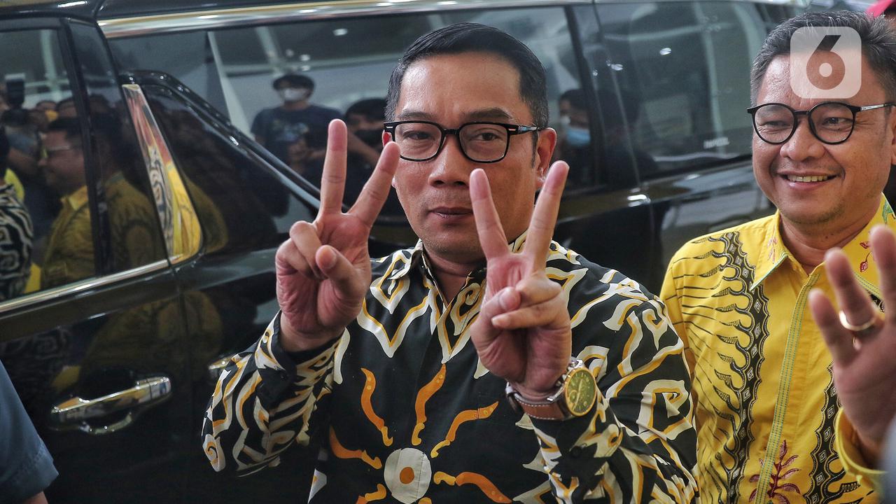 Dipakaikan Jas Kuning, Ridwan Kamil Resmi Gabung ke Golkar