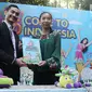 Produser PT Falcon, Frederica berfoto bersama dengan Chairman Hi-5, Datuk Jared Lim seusai saat tanda tangan kerjasama dengan Hi-5 operation Pte Ltd di kawasan Duren Tiga, Jakarta, Rabu (23/08). (Liputan6.com/Herman Zakharia)