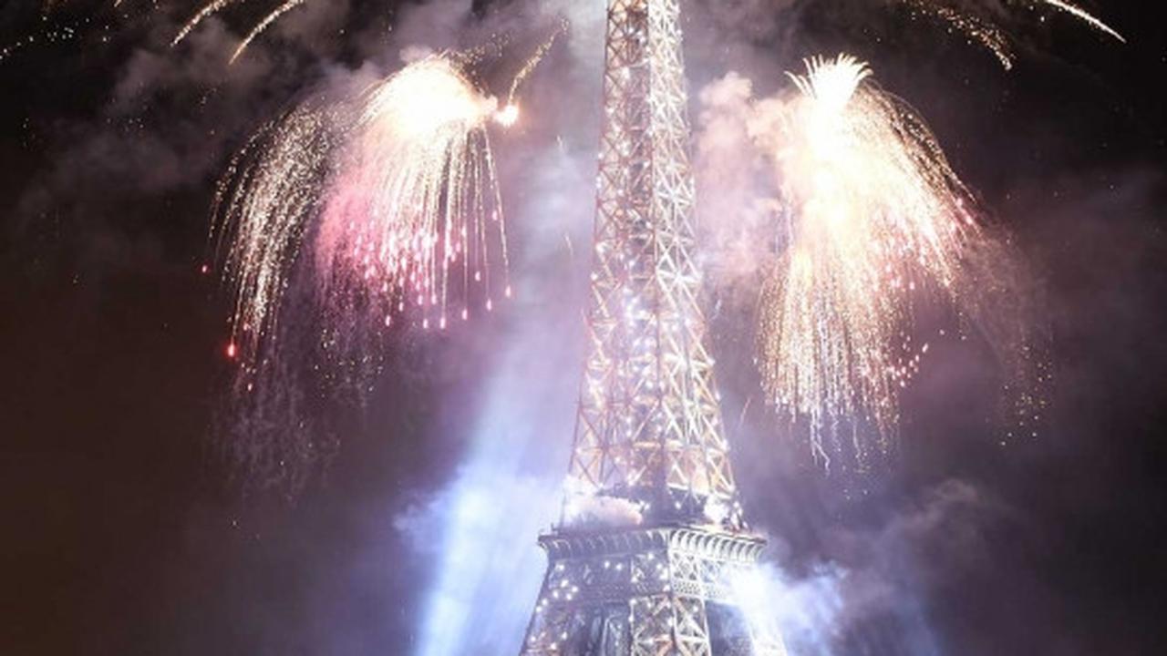 Rayakan Hari Bastille, Menara Eiffel terang benderang