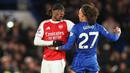 Pemain Arsenal, Noni Madueke (kiri) bersalaman dengan pemain Chelsea, Malo Gusto setelah berakhirnya laga lanjutan Liga Inggris 2025/2026 di Stamford Bridge, London, Minggu (30/11/2025). (AP Photo/Ian Walton)