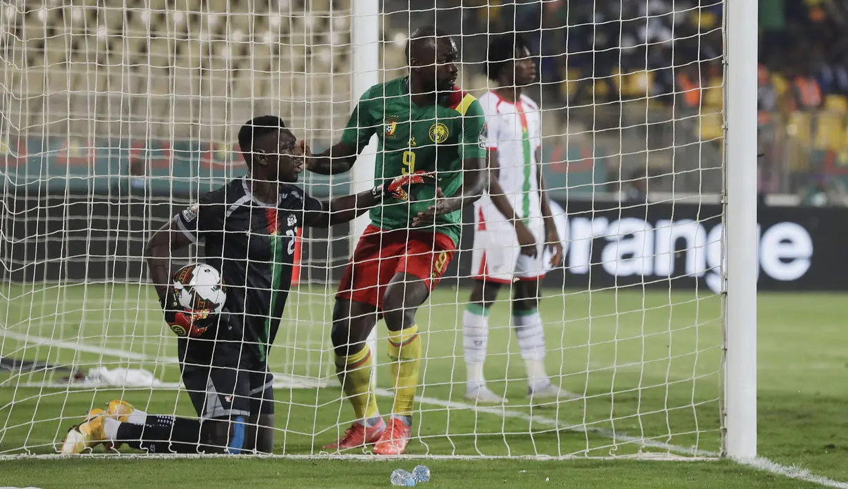 Kamerun yang tertinggal cukup jauh tak mau menyerah begitu saja dan berusaha memperkecil ketertinggalan. Gol Stephane Bahoken pada menit ke-72 membukakan asa untuk menyamakan kedudukan. (AP/Sunday Alamba)