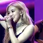 Rose BLACKPINK cover lagu Viva La Vida milik Coldplay. (dok: nme.com)