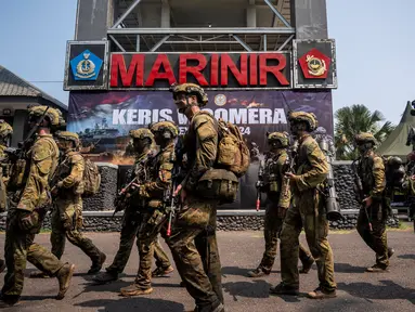 Personel dari Korps Marinir Tentara Nasional Indonesia Angkatan Laut (TNI AL) bersama Angkatan Pertahanan Australia (ADF) saat latihan militer bersama yang diberi nama Keris Woomera, di pantai Banongan, Situbondo, Jawa Timur, Rabu 13 November 2024. (JUNI KRISWANTO/AFP)