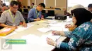 Seorang bakal calon kepala daerah saat berkonsultasi terkait laporan harta kekayaan penyelenggara negara (LHKPN) di Gedung KPK, Jakarta, Jumat (24/7/2015). KPK membuka loket LHKPN sejak 22 Juli hingga 7 Agustus mendatang. (Liputan6.com/Yoppy Renato)