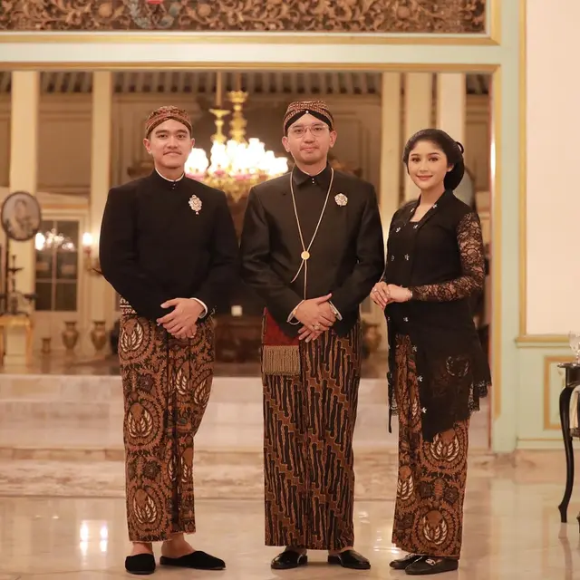 7 Potret Kaesang Pangarep dan Erina Gudona pada Peringatan 1 Suro di Pura Mangkunegaran