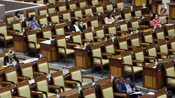Anggota dewan mengikuti Rapat Paripurna ke-6 DPR masa persidangan I tahun sidang 2019-2020 di Kompleks Parlemen, Senayan, Jakarta, Selasa (3/9/2019). DPR dijadwalkan mengesahkan dua Rancangan Undang-Undang (RUU) yaitu RUU Sumber Daya Air (SDA) dan RUU Pekerja Sosial. (Liputan6.com/JohanTallo)