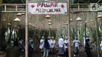 Sejumlah wisatawan menikmati suasana Pasar Pelipur Lara di kawasan hutan bambu, Desa Penglipuran di Kabupaten Bangli, Bali, Rabu (16/8/2023). (Liputan6.com/Helmi Fithriansyah)