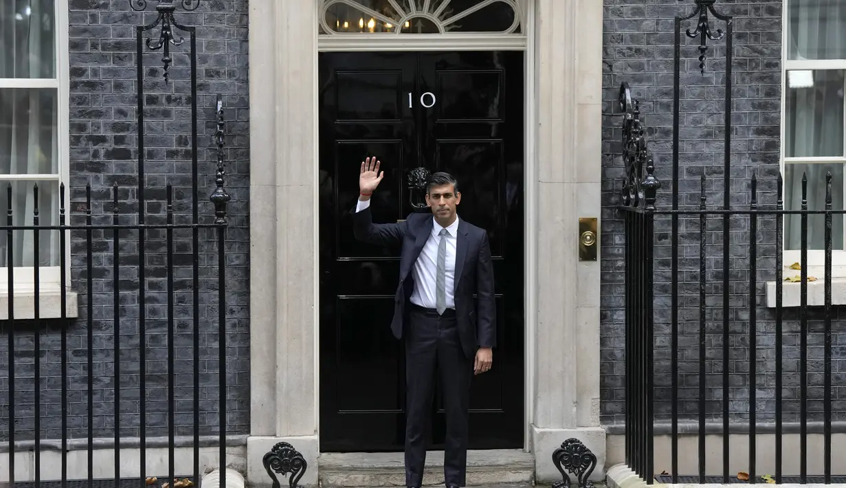 Perdana Menteri Inggris Rishi Sunak melambai dari tangga 10 Downing Street di London, Selasa (25/10/2022). Perdana Menteri Inggris yang baru Rishi Sunak tiba di Downing Street Selasa setelah kembali dari Istana Buckingham di mana ia diundang untuk membentuk pemerintahan oleh Inggris Raja Charles III. (AP Photo/Alastair Grant)