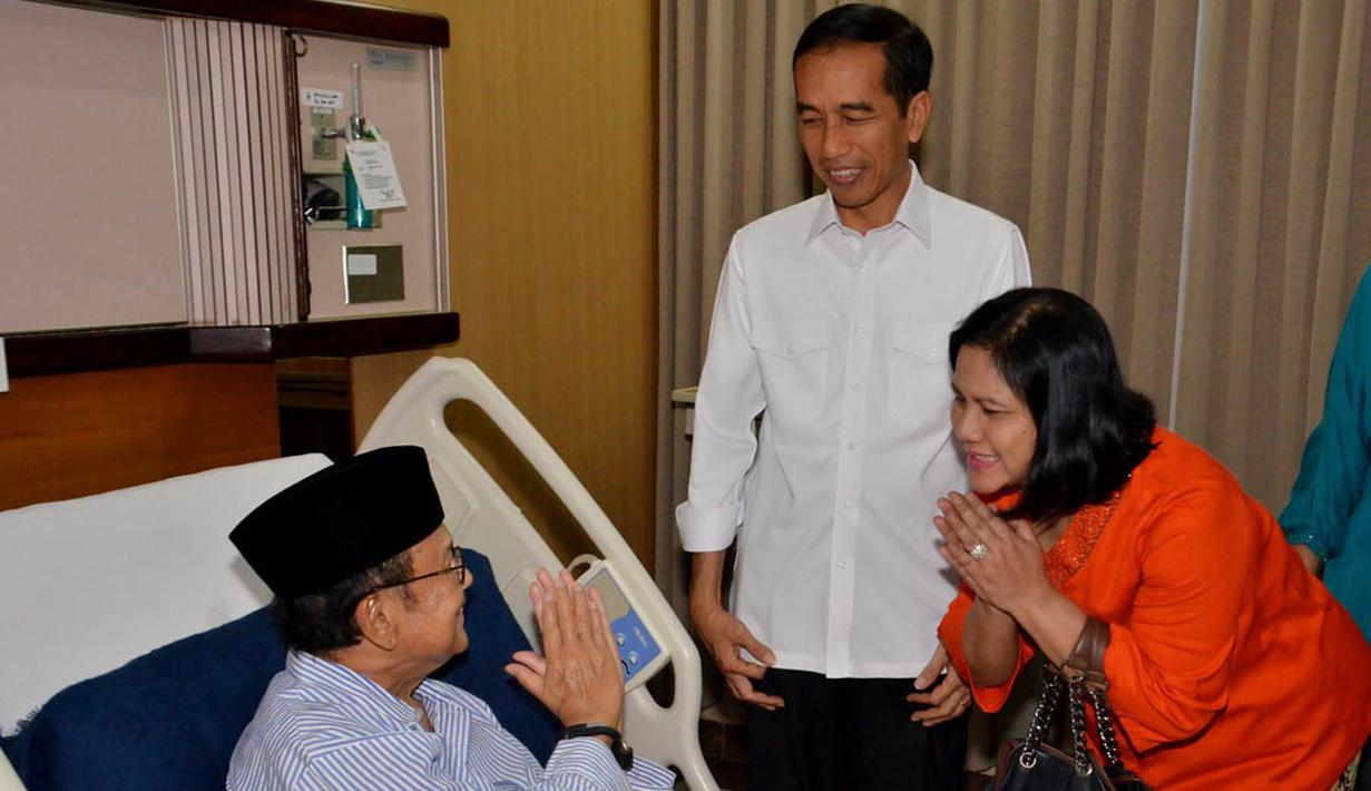 Presiden Joko Widodo (Jokowi) dan Ibu Negara, Iriana, saat bersalaman dengan BJ Habibie di RSPAD Gatot Soebroto, Jakarta, (28/10/2014). (rumgapres/Agus Suparto)