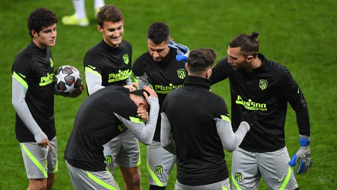 Para pemain Atletico Madrid menghadiri sesi latihan menjelang leg pertama babak 16 besar Liga Champions melawan Chelsea di Stadion Arena Nationala, Rumania, Senin (22/2/2021). Meski laga tidak dimainkan di kandang Atletico Madrid, Chelsea tetap berstatus sebagai tim tamu.  (Daniel MIHAILESCU/AFP)