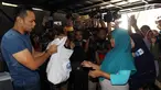 Pendiri AHY Foundation Agus Harimurti Yudhoyono memberikan paket berupa kebutuhan pokok di Kantor AHY Foundation, Jakarta, Rabu (13/6). Harga paket sembako tersebut dijual seharga 50 ribu. (Liputan6.com/Johan Tallo)