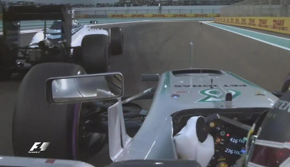 Pebalap Mercedes, Lewis Hamilton, sempat terhalang mobil Felipe Massa saat kualifikasi F1 GP Abu Dhabi di Sirkuit Yas Marina, Sabtu (26/11/2016). (Bola.com/Twitter/F1)
