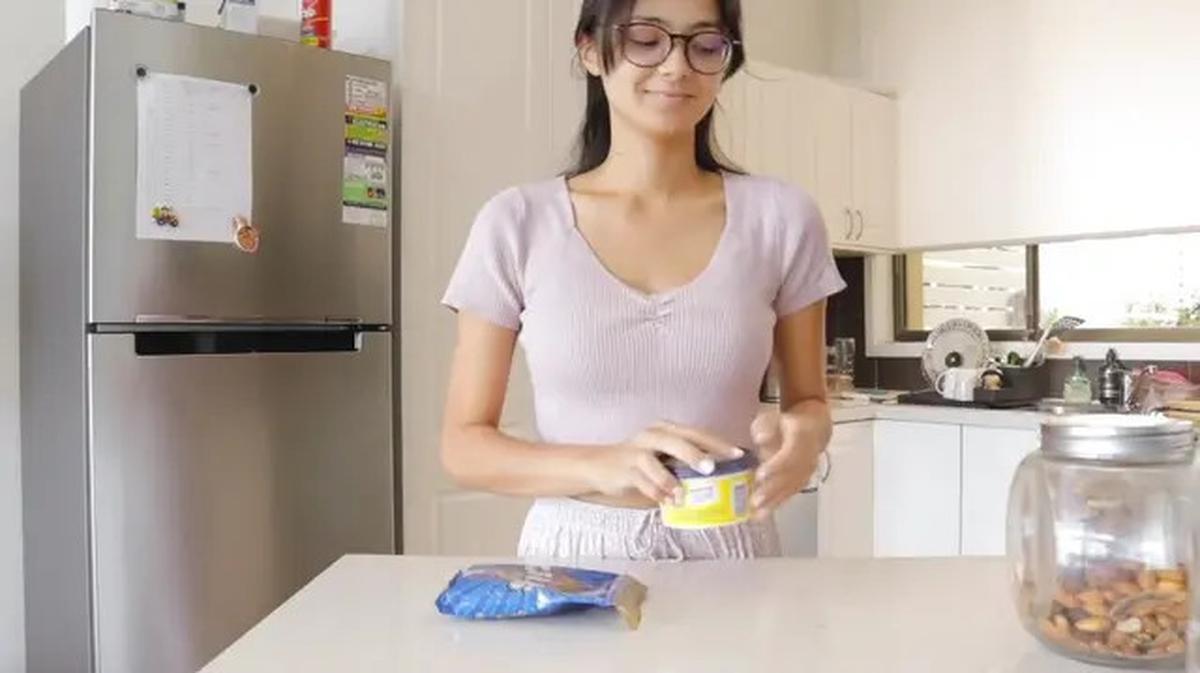 Potret Dapur Serba Putih Amanda Rawles, Minimalis dan Modern dengan View Pantai