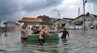 FOTO: Banjir Rob Putus Jalan Penghubung Ancol - Pluit