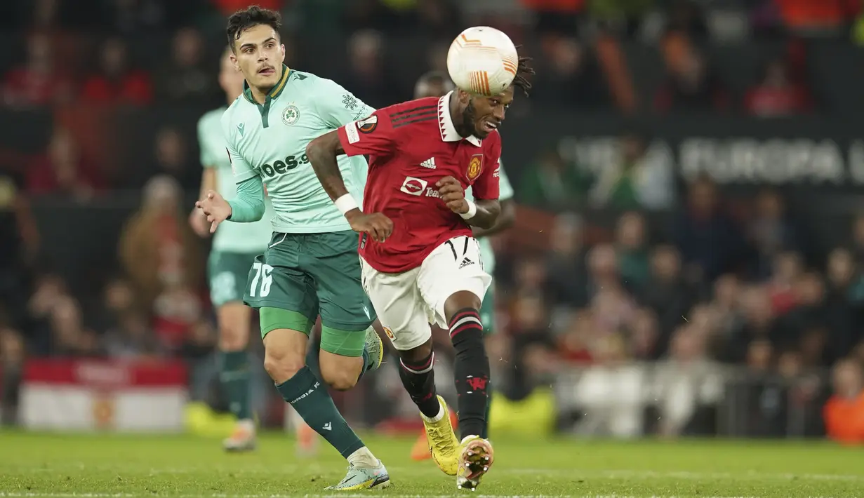 Gelandang Manchester United atau MU, Fred membuat sundulan di depan gelandang Omonia Nicosia, Charalambos Charalambous dalam laga matchday 4 fase grup Liga Europa 2022/2023 di Old Trafford, Jumat dini hari WIB (14/10/2022). Setan Merah dibuat frustrasi lawan karena kesulitan mencetak gol meski mendominasi sebagian besar pertandingan. (AP Photo/Dave Thompson)