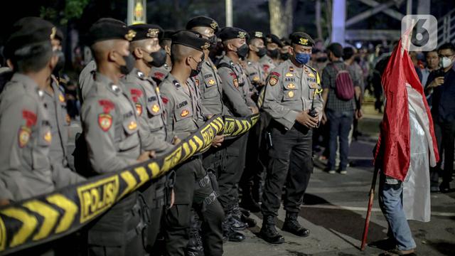 Demo Mahasiswa Tolak Kenaikan BBM Berlangsung Hingga Malam Hari