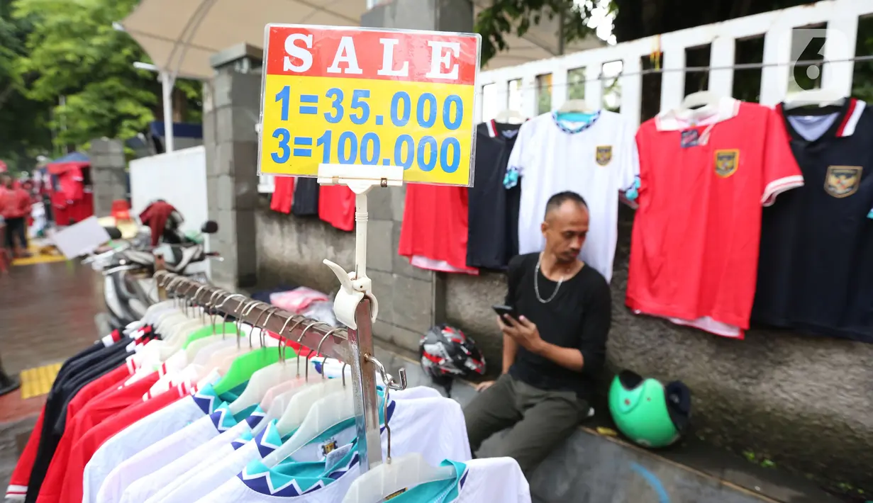 Waspada penjual tiket palsu pertandingan Timnas Indonesia Vs Argentina gentayangan di kawasan SUGBK, Unit Reskrim Polsek Tanah Abang sudah menangkap empat orang pelaku. (Bola.com/Muhammad Iqbal Ichsan)