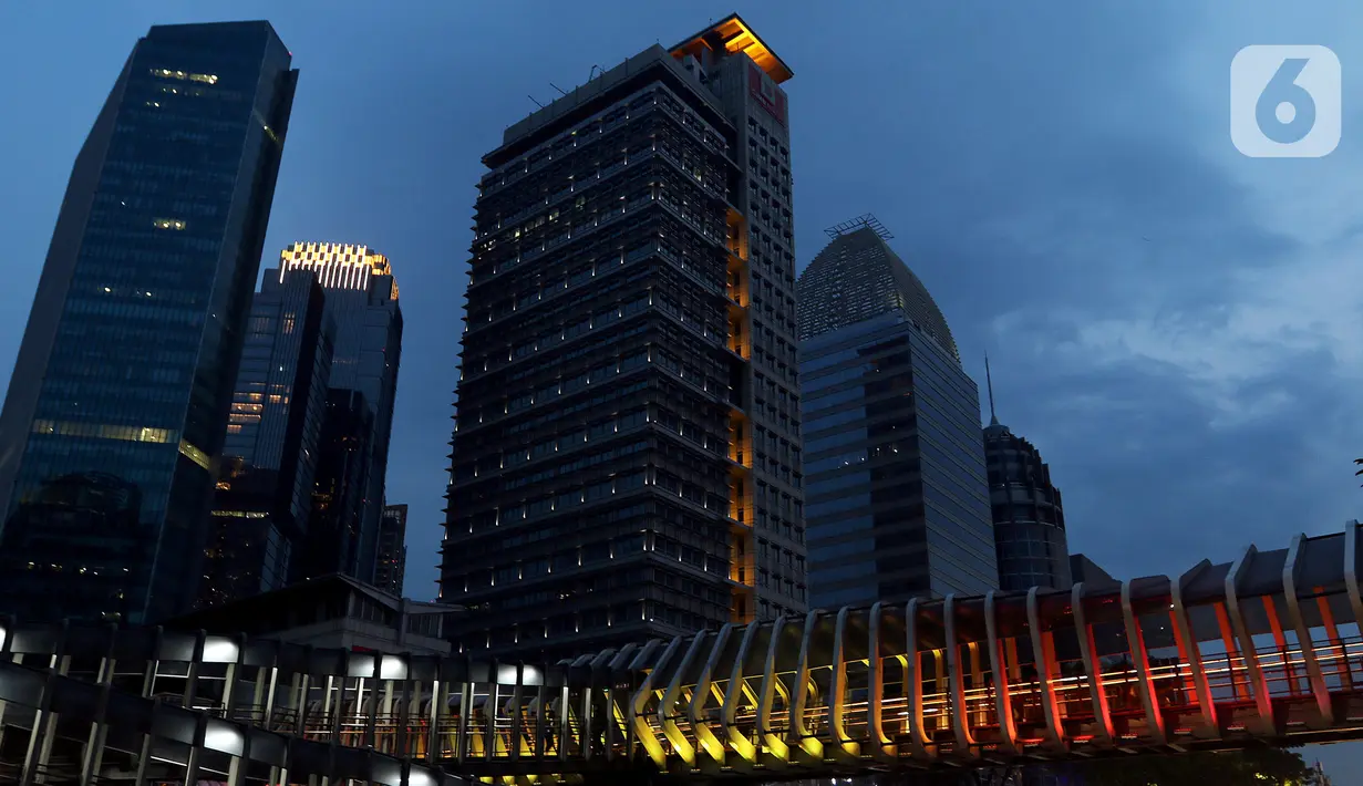 Suasana gedung perkantoran di Jakarta, Sabtu (17/10/2020). International Monetary Fund (IMF) memangkas proyeksi pertumbuhan ekonomi Indonesia 2020 menjadi minus 1,5 persen pada Oktober, lebih rendah dari proyeksi sebelumnya pada Juni sebesar minus 0,3 persen. (Liputan6.com/Johan Tallo)