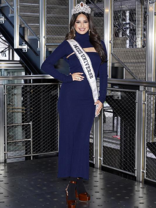Miss Universe yang baru dinobatkan, Harnaaz Sandhu dari India berpose saat mengunjungi Empire State Building di New York (12/1/2022). (Photo by Charles Sykes/Invision/AP)