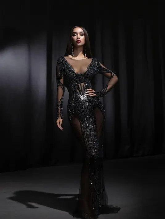 Dara 19 tahun ini terlihat menawan mengenakan sheer gown bertabur payet warna hitam babak Preliminary Competition MGI 2021. (Instagram/wikuwu5).