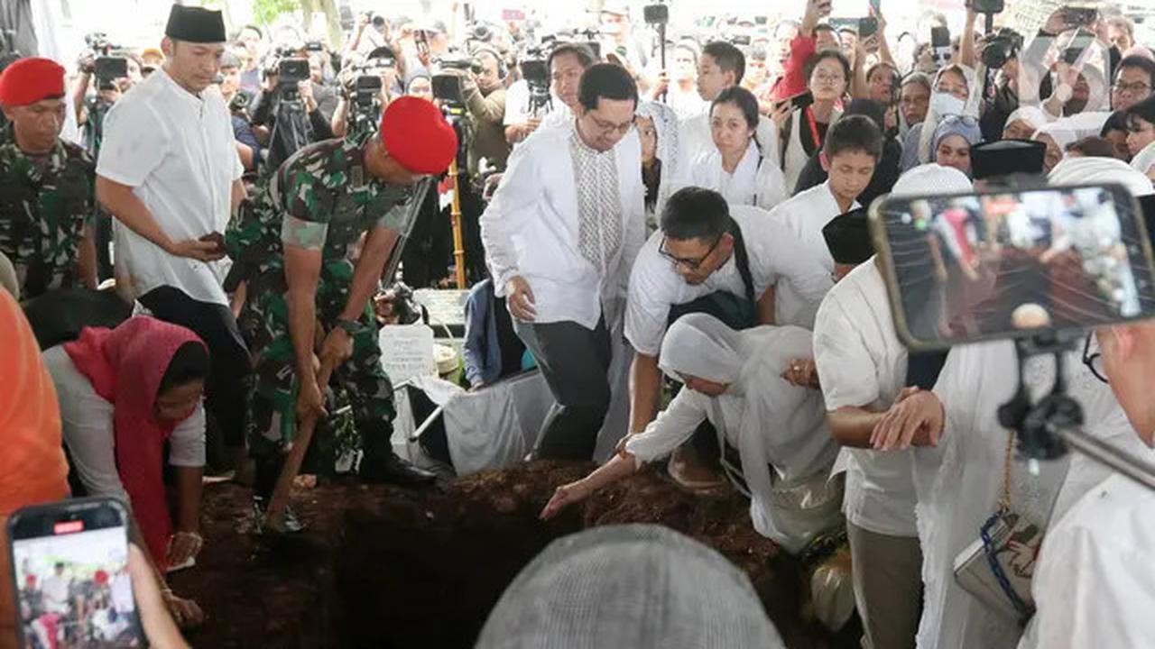 Haru Selimuti Pemakaman Penyanyi dan Artis Senior Titiek Puspa