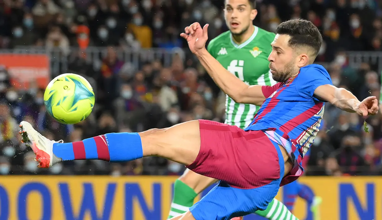 Jordi Alba. Bek kiri Barcelona berusia 32 tahun yang telah 10 musim memperkuat Blaugrana sejak 2012/2013 ini rencananya akan dilepas pelatih Xavi Hernandez musim depan. Pemain yang telah tampil 413 laga dengan toerhan 24 gol dan 89 assist ini dinilai telah terlalu tua. (AFP/Lluis Gene)