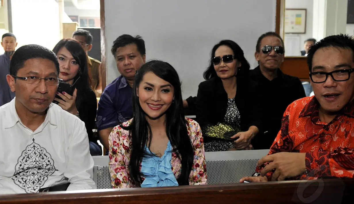 Aktris Tessa Kaunang tampak didampingi kuasa hukum dan keluarganya saat menghadiri sidang lanjutan perceraiannya di Pengadilan Negeri Jakarta Selatan, (1/9/14). (Liputan6.com/Andrian M Tunay) 