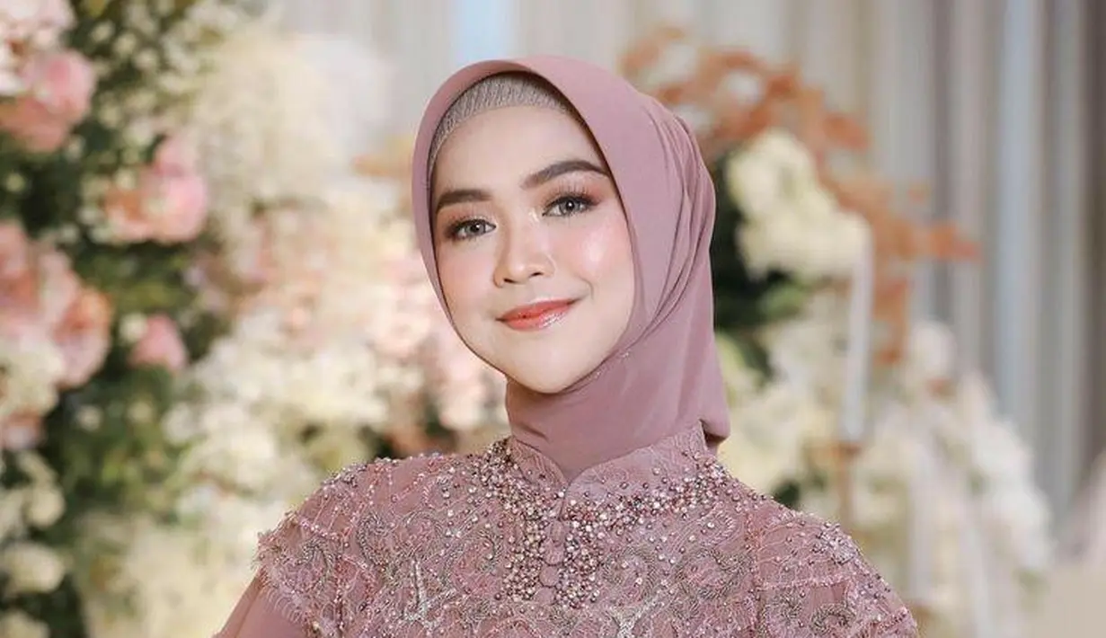 <p>Ria Ricis tampil dengan balutan kebaya warna mauve beraksen ruffles di bagian dada. Terdapat detail payet di bagian leher dan embroidery yang membuat kebaya semakin manis. [Instagram/ayungberinda]</p>