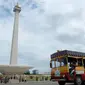Sejumlah pengunjung menaki kereta wisata saat liburan di Monumen Nasional (monas), Jakarta, Selasa (25/12). Liburan Natal 2018, banyak warga datang bersama kerabat maupun keluarga memadati Monas. (Liputan6.com/Herman Zakharia)