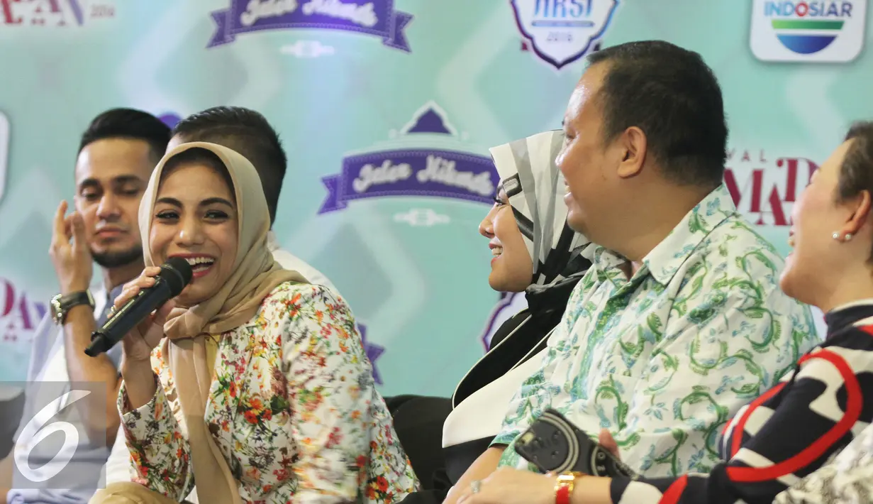 Penyanyi Siti Rahmawati (tengah) saat menghadiri jumpa pres program spesial Ramadan di Indosiar, SCTV Tower, Jakarta, Jumat (20/05). Indosiar mengusung tema Ramadan Penuh Berkah untuk menghibur pemirsanya. (Liputan6.com/Herman Zakharia)