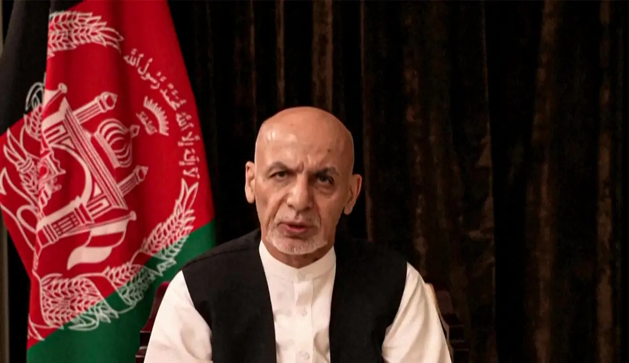 Gambar dari rekaman pesan video yang disiarkan di halaman Facebook Presiden Afghanistan terguling Ashraf Ghani menunjukkan dia berbicara pada 18 Agustus 2021. Dalam video, Ashraf Ghani menyebut saat ini berada di Uni Emirat Arab (UEA) bersama keluarganya. (FACEBOOK/AFP)