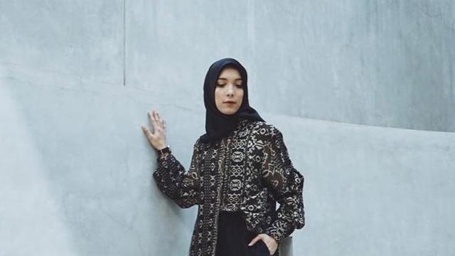 Ootd Cara Jenahara Pakai Kemeja Oversized Untuk Gaya Puasa Yang Chic Fashion Fimela Com