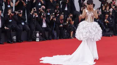 Taylor Russell berpose di hadapan fotografer setibanya di pemutaran perdana film 'Beetlejuice Beetlejuice' dan upacara pembukaan Festival Film Venice ke-81, Rabu (28/8/2024). (Photo by Vianney Le Caer/Invision/AP)