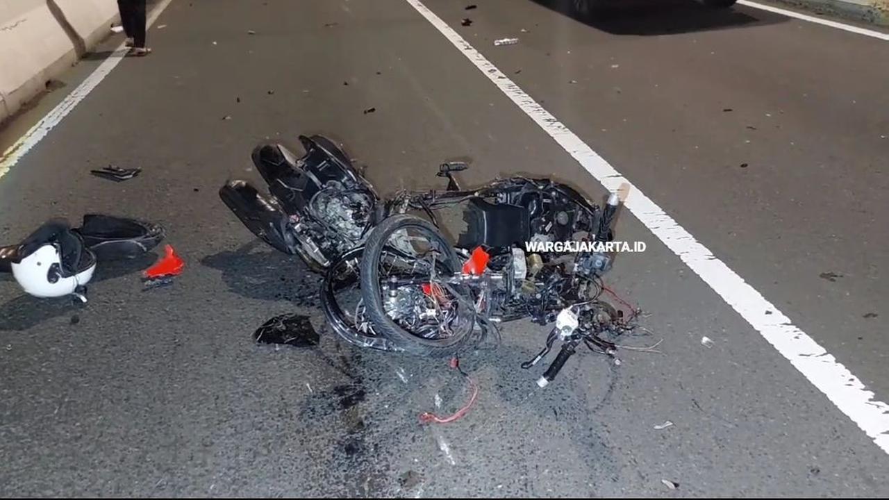 Lawan Arah Hindari Razia Polisi, Pemotor Tewas Tertabrak Mobil di JLNT Casablanca