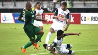 Duel Persebaya vs Arema di Stadion Gelora Bung Tomo, Surabaya, Minggu (6/5/2018). (Bola.com/Aditya Wany)