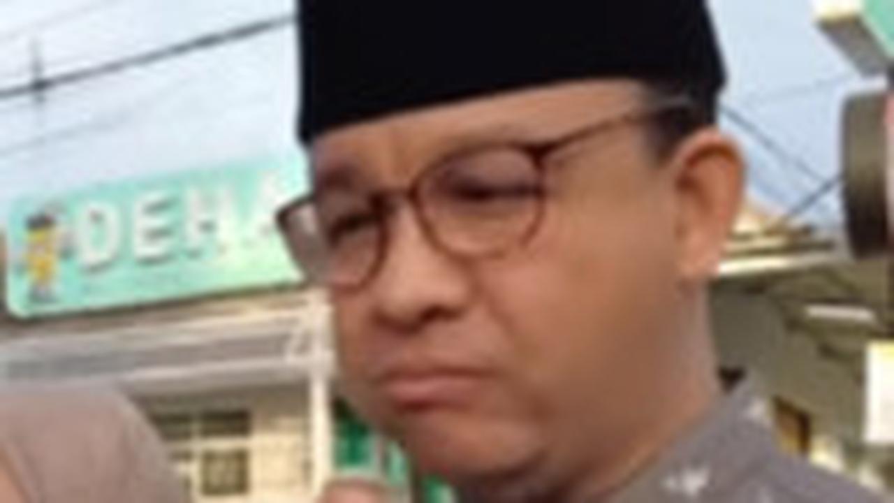 Pulang Kampung Ke Kuningan Jawa Barat, Capres Anies Baswedan Tak Malu Sarapan Serabi Panas di Pinggir Jalan