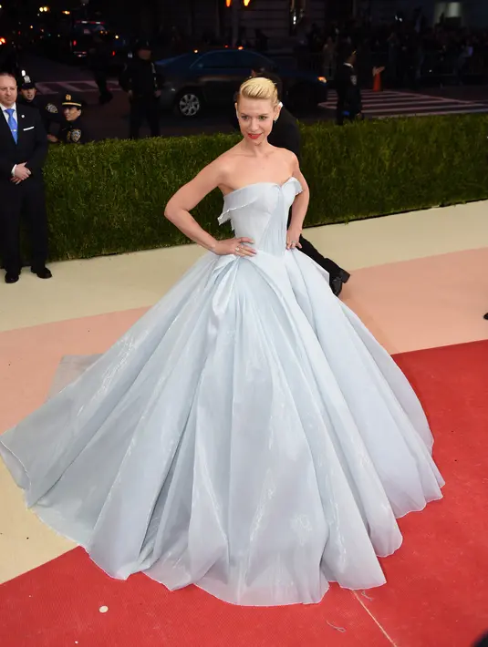 Para selebriti Hollywood menampilkan busana terbaiknya melewati Red Carpet, termasuk aktris 'Terminator 3' itu. (Bintang.com/AFP)