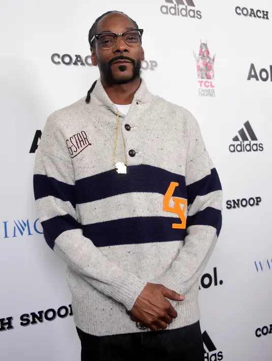 Rapper Snoop Dog mungkin tak mengherankan banyak publik akan penampilan yang kerap nyentrik ketika bernyanyi. Semasa bangku sekolah, Snoop Dog pernah mengacaukan kondisi kelas menjadi berantakan sehingga di keluarkan dari sekolah. (AFP/Bintang.com)