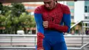 Jahn Fredy Duque mengenakan kostum Spiderman di jalanan Bogota, Kolombia, Senin (24/4). Duque mencari nafkah dengan melakukan atraksi layaknya Spiderman. (AFP Photo/RAUL ARBOLEDA)
