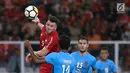 Pemain Persija, Marko Simic (kiri) berebut bola atas dengan pemain Johor Darul Takzim, Hariss Harun pada lanjutan penyisihan Grup H Piala Asia 2018 di Stadion GBK, Jakarta, Selasa (10/4). Persija menang telak 4-0. (Liputan6.com/Helmi Fithriansyah)