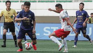 Striker Persita Tangerang, Hokky Caraka (kiri) mencoba melewati bek kiri Bali United, Ricky Fajrin dalam laga pekan ke-29 BRI Super League 2025/2026 di Banten International Stadium, Serang pada Kamis (23/4/2026). (Dok. Persita)